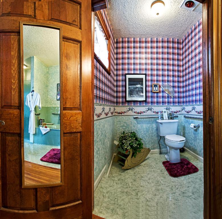 A bathroom at Holden House 1902 Bed & Breakfast Inn