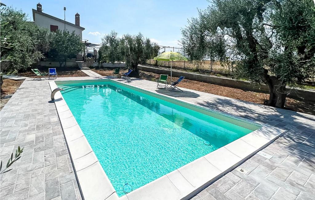 - une piscine d'eau bleue dans la cour dans l'établissement Villa Nunzia, à Pisticci
