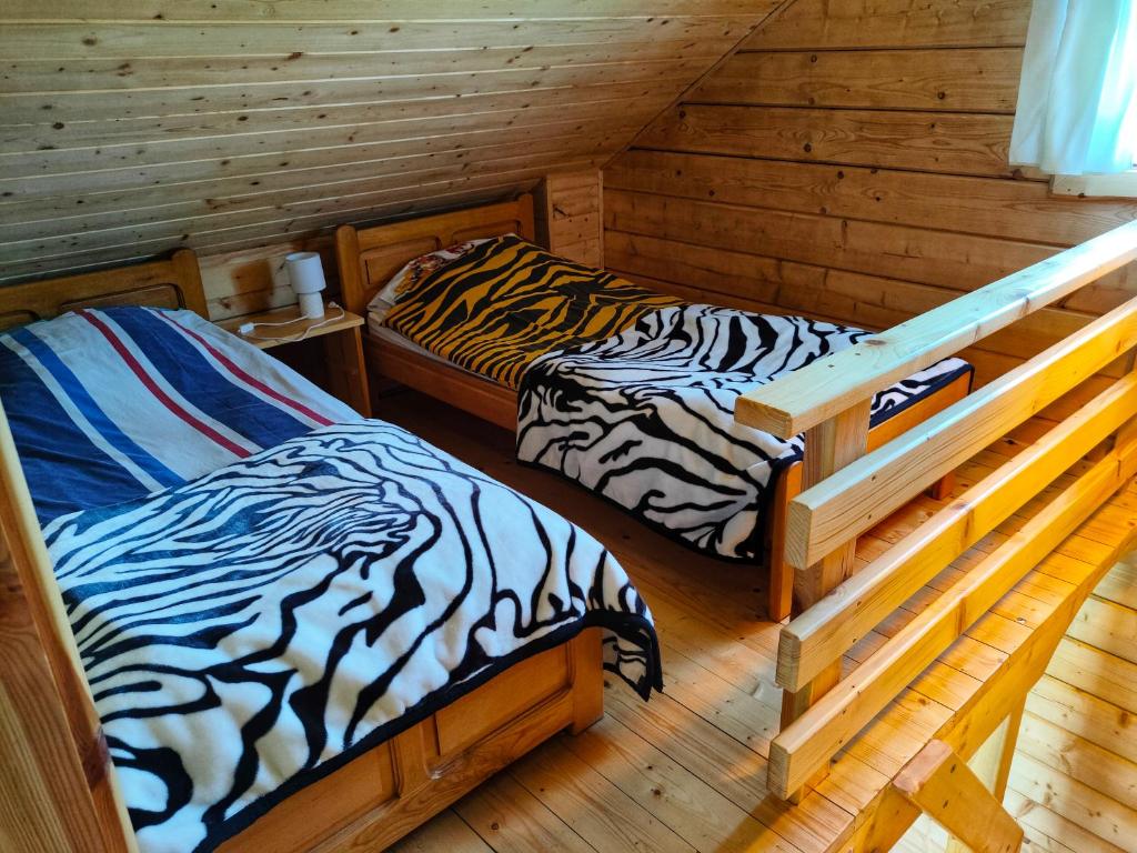 Posteľ alebo postele v izbe v ubytovaní Chatki U Hanusi