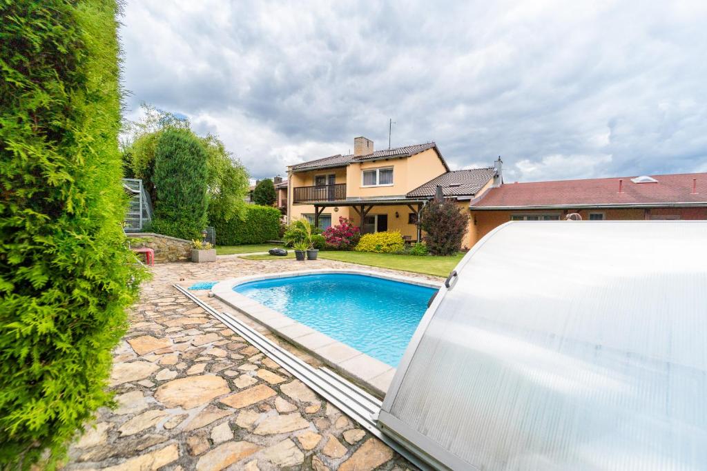 ein Schwimmbad in einem Hof neben einem Haus in der Unterkunft Reneček - rekreační řadový dům s vyhlídkou na Libín in Prachatice