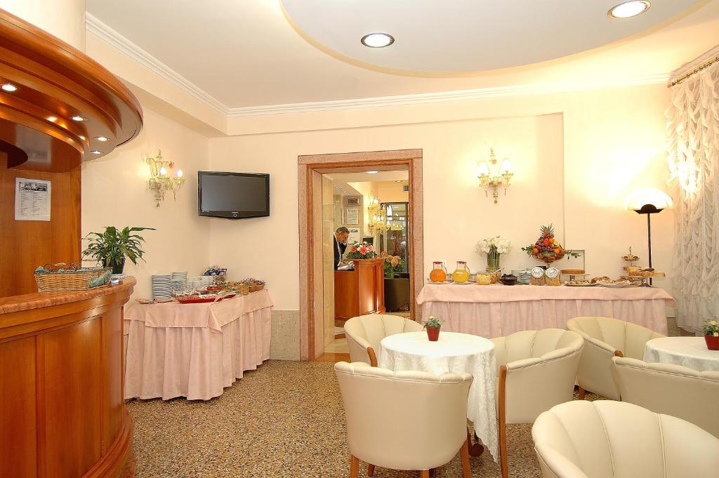 TV in/ali zabaviščno središče v nastanitvi Hotel Da Bruno