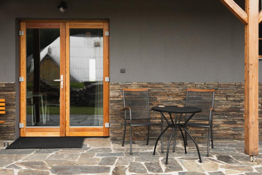 Patio nebo venkovní prostory v ubytování Chata pod Třešní
