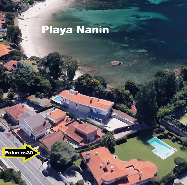 eine Luftansicht eines Hauses mit Strand in der Unterkunft Palacios 30, Playa Nanín in Sanxenxo