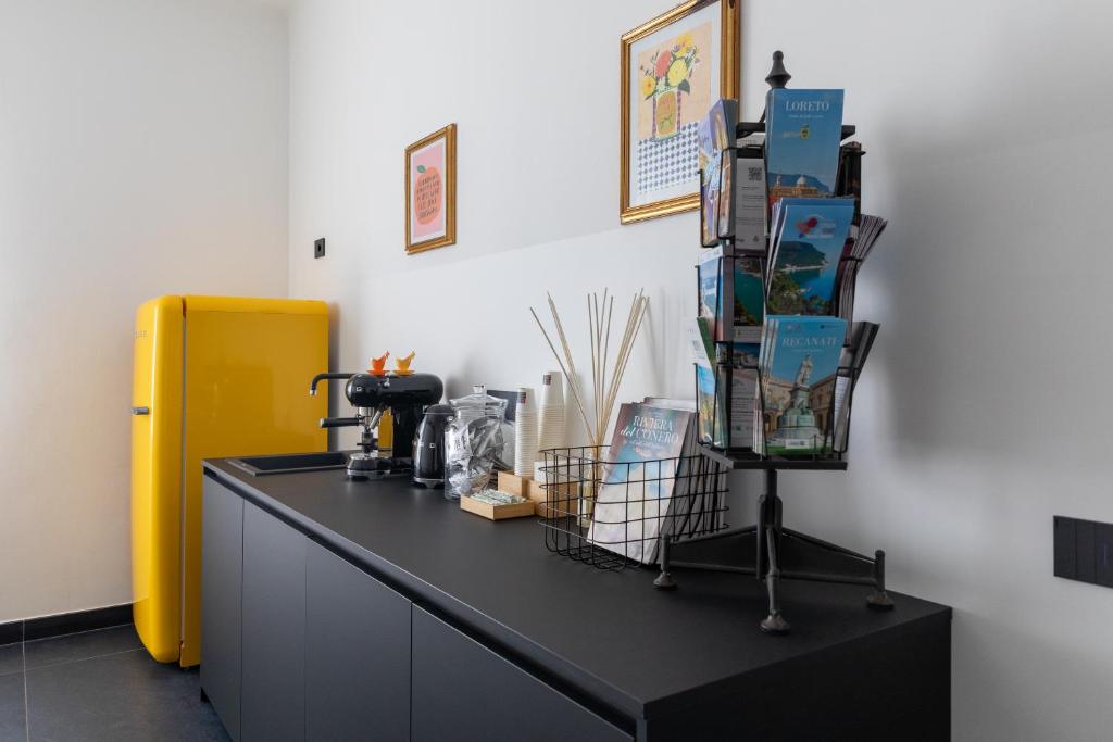 eine schwarze Theke mit Gegenständen auf einem Zimmer in der Unterkunft AMARENA B&B Porto Recanati in Porto Recanati