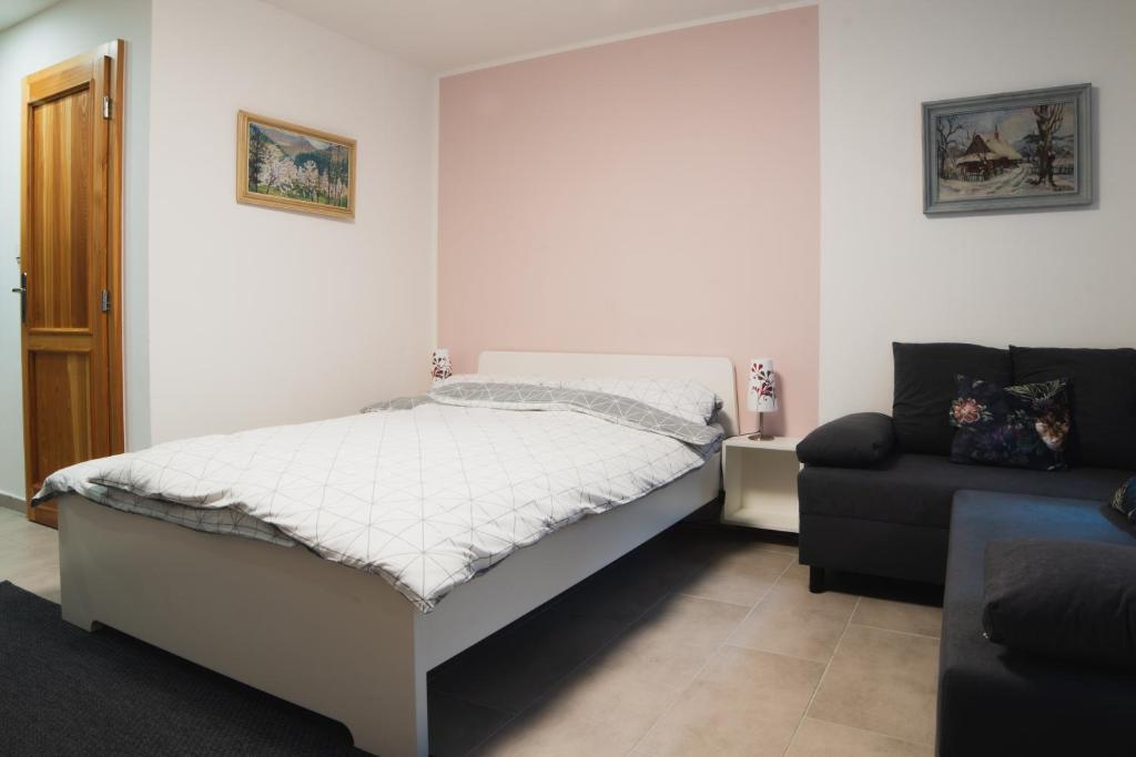Postel nebo postele na pokoji v ubytování Chata pod Třešní