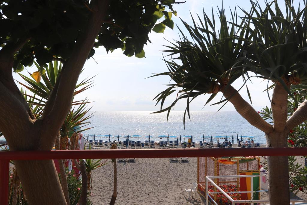 balcone con vista sulla spiaggia di un resort di Secondo Binario ad Amantea