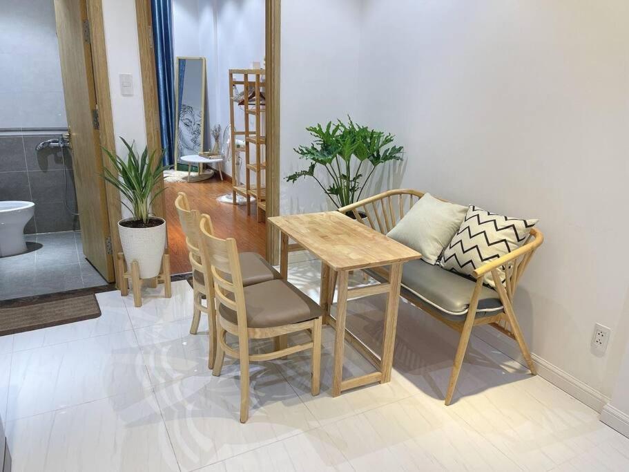 - une salle à manger avec une table et des chaises dans l'établissement Mộc Homestay 1, à Ấp Ðông An (1)