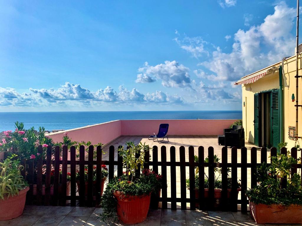 una recinzione di fronte a una casa con l'oceano di TROPEA BIANCA a Tropea