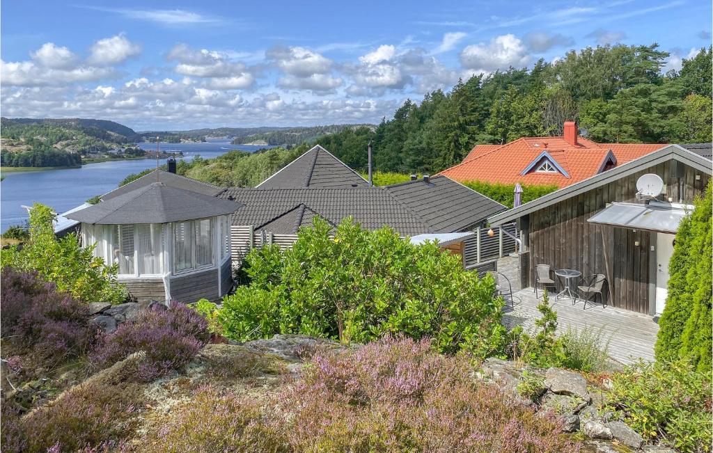 eine Reihe von Häusern mit einem Fluss im Hintergrund in der Unterkunft Beautiful Home In Henn With Kitchen in Henån