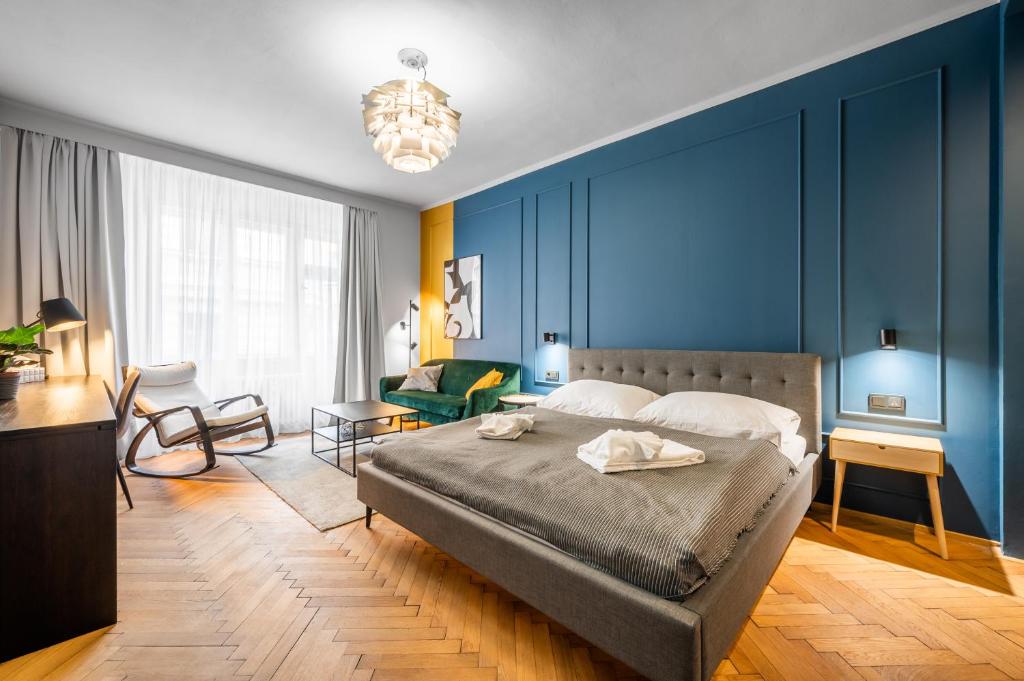 - une chambre avec un lit et un mur bleu dans l'établissement Loong Refresh Old Town, à Prague