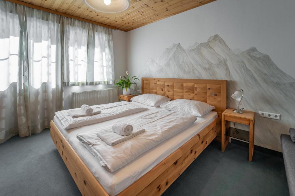 Postel nebo postele na pokoji v ubytování Landhotel - Apartments Bauer