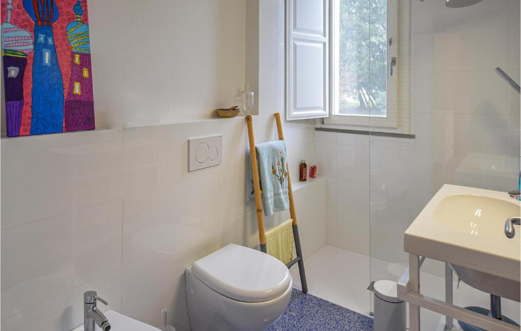 A bathroom at 2 Bedroom Nice Home In Orentano