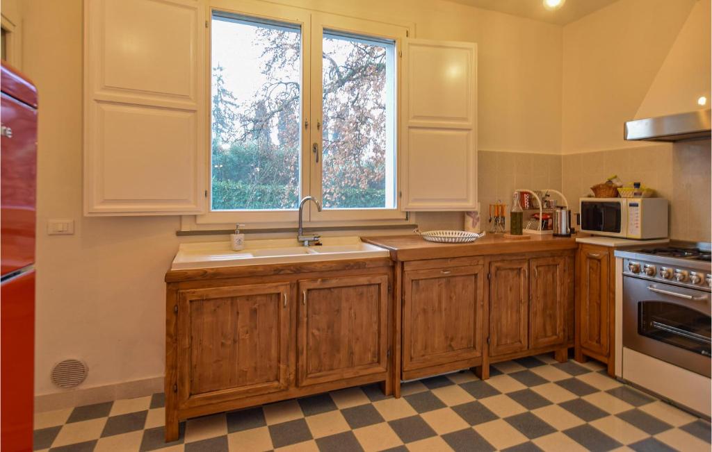 A kitchen or kitchenette at 2 Bedroom Nice Home In Orentano