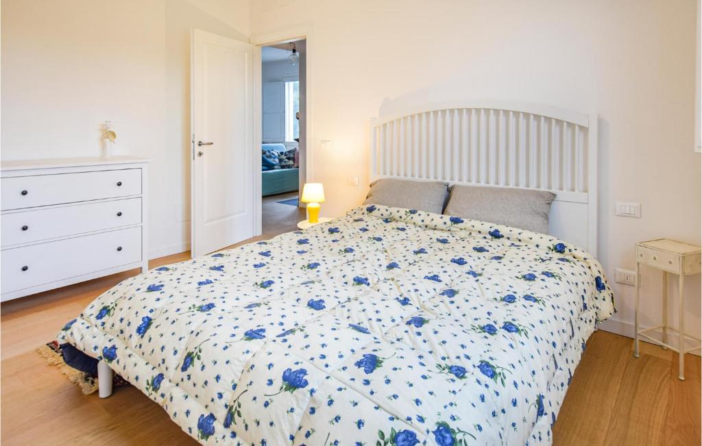 A bed or beds in a room at 2 Bedroom Nice Home In Orentano