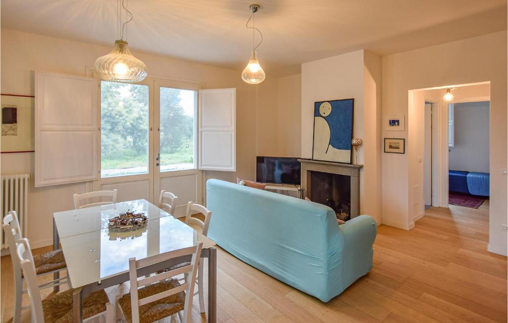 A seating area at 2 Bedroom Nice Home In Orentano