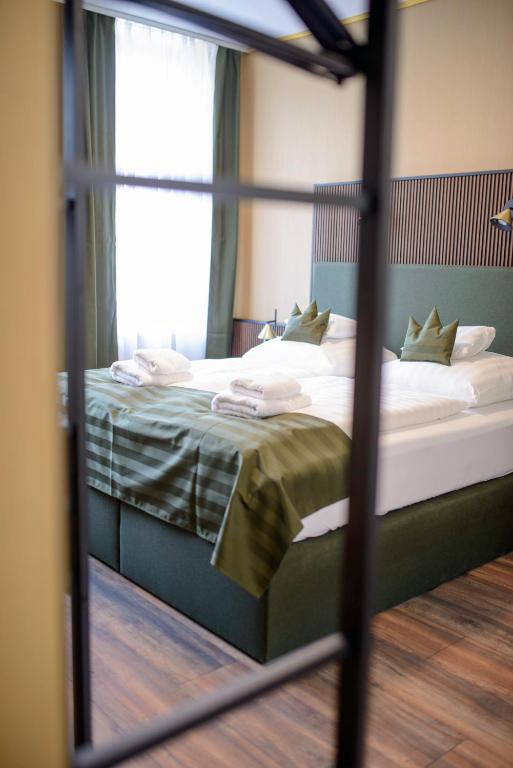 Postel nebo postele na pokoji v ubytování Stadthotel König Albert