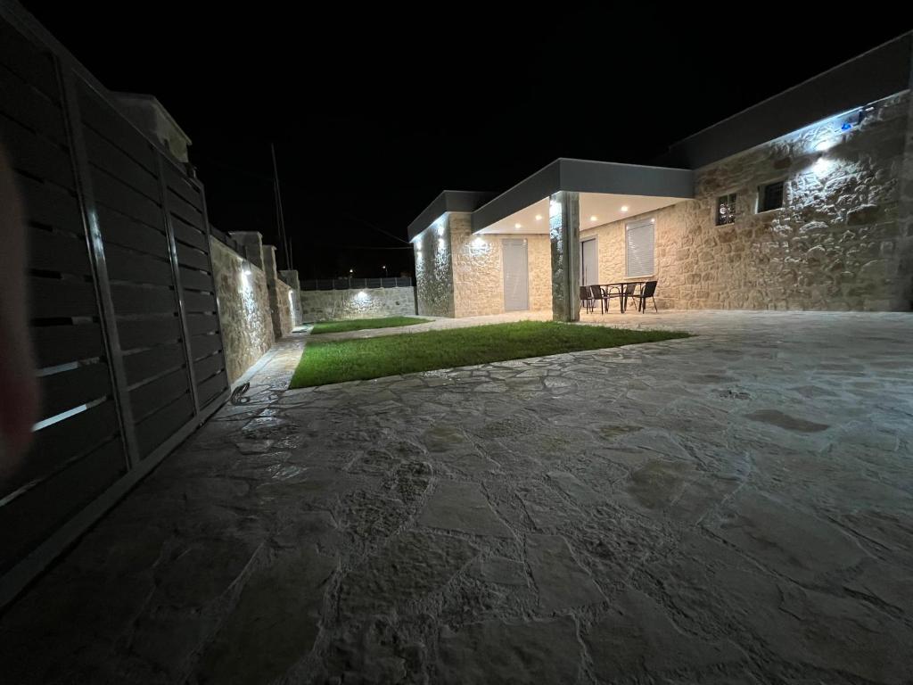 Budova, kde se vila nachází