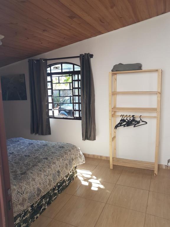 Schlafzimmer mit einem Bett und einem Fenster in der Unterkunft Casa Toá, Chapad dos Veadeiros in Alto Paraíso de Goiás