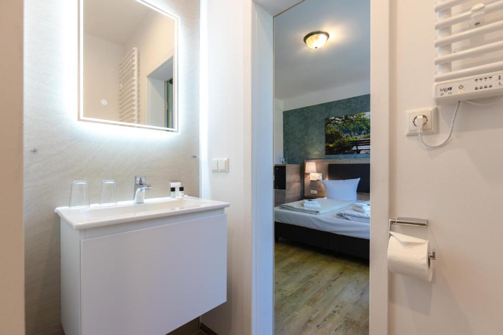 Postel nebo postele na pokoji v ubytování Landhotel Gutshof im Oertzetal in Oldendorf, Südheide