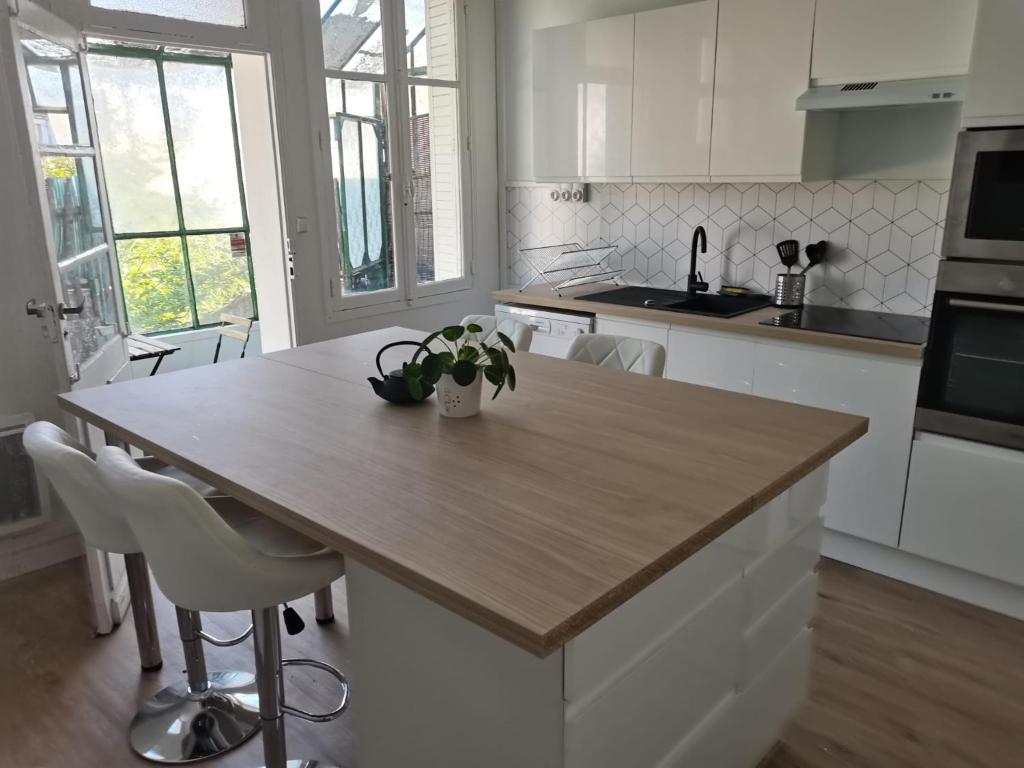 W pokoju znajduje się kuchnia z drewnianym blatem. w obiekcie Belle Maison 12p 6 couchages TOURS CENTRE avec jardin w Tours