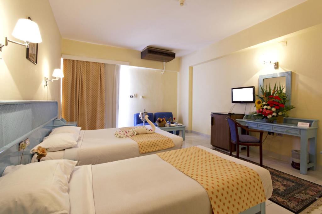Postel nebo postele na pokoji v ubytování Empire Hotel Aqua Park