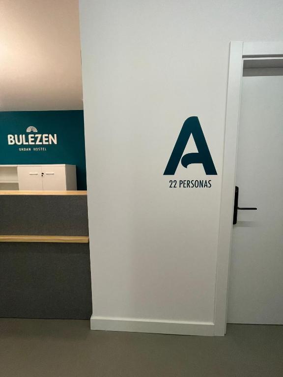 Bulezen Urban Hostelに飾ってある許可証、賞状、看板またはその他の書類