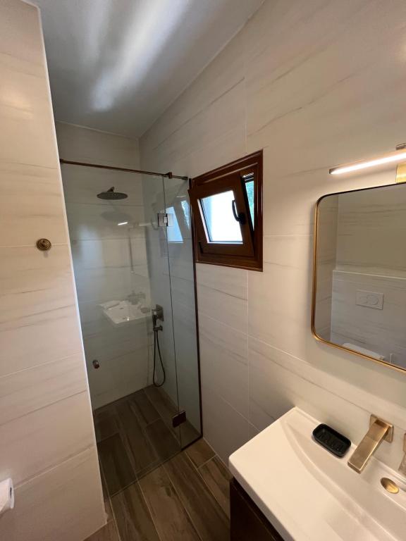 Koupelna v ubytování Paralia Homes peaceful 2 bedroom, unit # 2