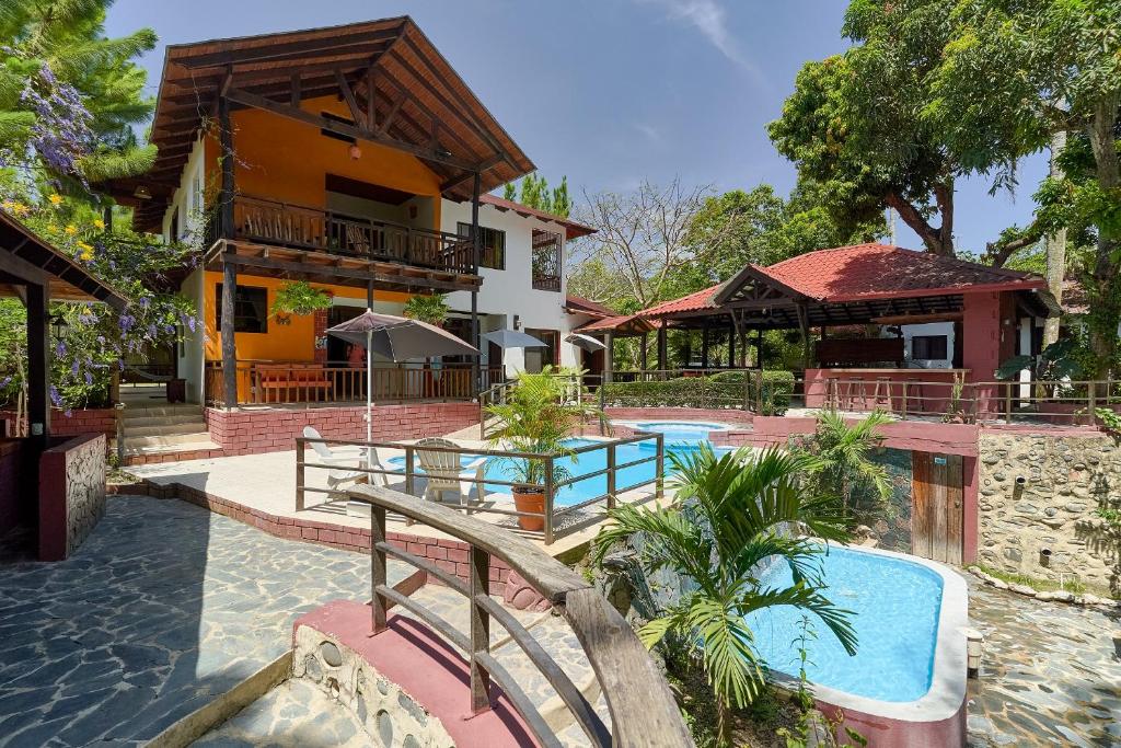 ハラバコアにあるVilla Bayacanes con piscinas privadasのスイミングプールと建物のあるリゾート