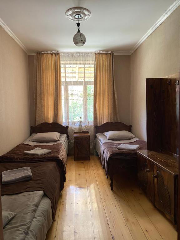 Postel nebo postele na pokoji v ubytování ELISO'S GUESTHOUSE