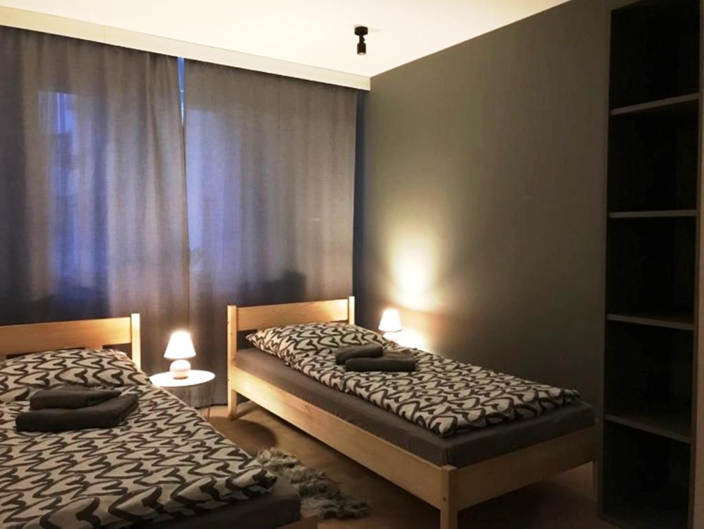 dwa łóżka siedzące obok siebie w sypialni w obiekcie Mieszkanie Osiedle Slichowice, Targi Kielce 3,5km, faktury VAT w Kielcach