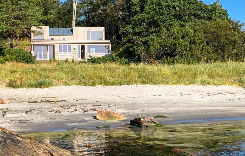 dom na brzegu plaży w obiekcie Stunning Home In Farsund With Kitchen w mieście Farsund