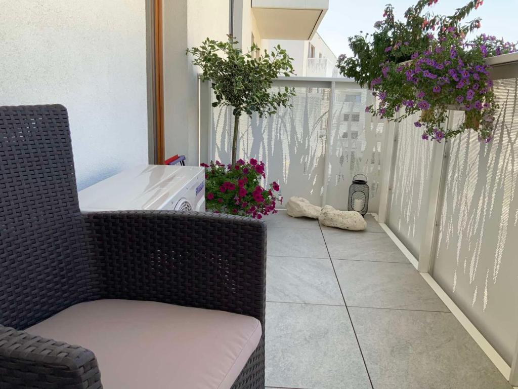 Patio alebo iná vonkajšia časť ubytovania Apartment z kominkiem w sercu Wrocławia