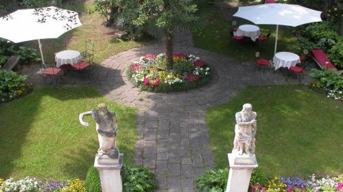 an aerial view of a garden with tables and umbrellas at Hotel Palazzo Abadessa in Venice