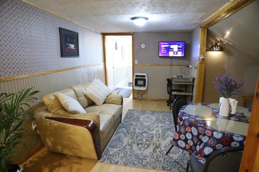 ein Wohnzimmer mit einem Sofa und einem Tisch in der Unterkunft 3-Bedroom apt. ideal location near new river gorge in Fayetteville
