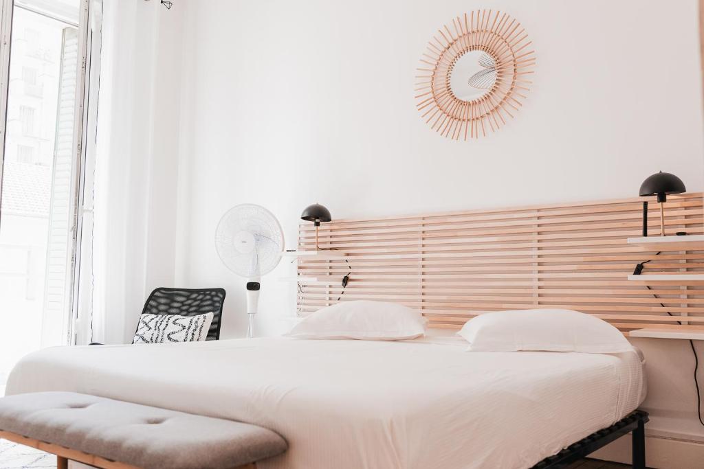 une chambre avec un grand lit blanc et un miroir dans l'établissement R'Apparts T2 Au Grenoblois Dormant, à Grenoble