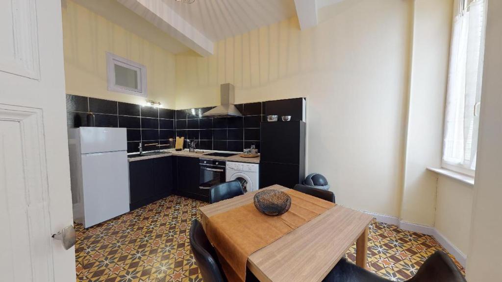 Kuchyňa alebo kuchynka v ubytovaní Le Casimir - Appartement de standing 90m2 - Carcassonne centre
