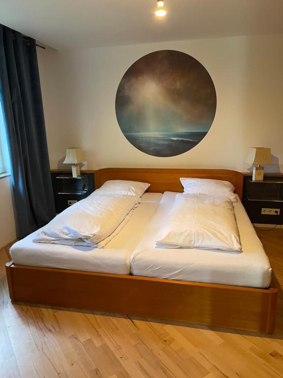 - une chambre avec 2 lits et un tableau mural dans l'établissement Ruhige Ferienwohnung in der Stadtmitte, à Hadamar