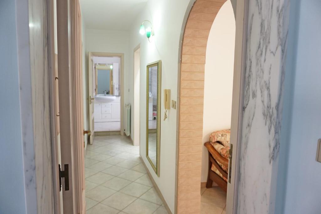 corridoio con specchio e corridoio con bagno di B&B il Giardinetto Pachino a Pachino