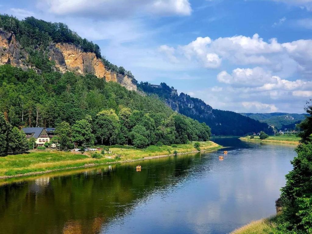 ein Fluss mitten im Tal in der Unterkunft Pension Am Nationalpark in Stadt Wehlen