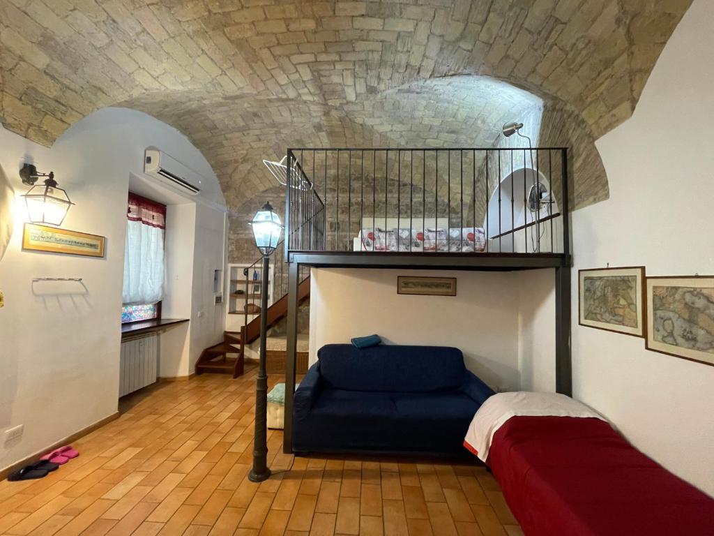 sypialnia z łóżkiem i półką na ścianie w obiekcie Royal Holiday House at the center w Rzymie