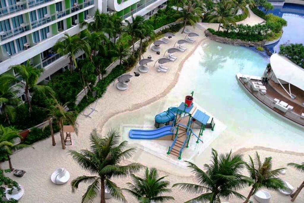 een zwembad met een glijbaan en een waterpark bij AZURE URBAN RESORT Maldives tower in Manilla