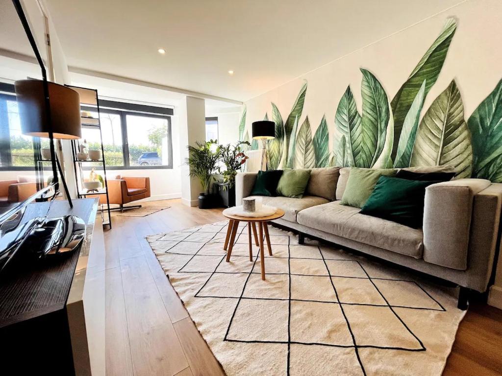 a living room with a couch and a table at Sfeervolle vakantiewoning aan zee in Ostend