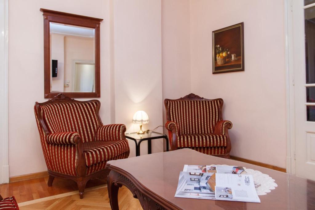 sala de estar con 2 sillas y mesa en Apartment Belgrade Center -Dobrinjska, en Belgrado