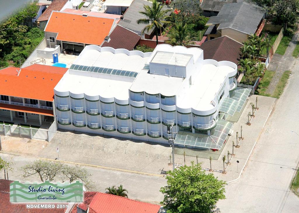 an overhead view of a building with a white roof at Residencial Studio Living in Guaratuba