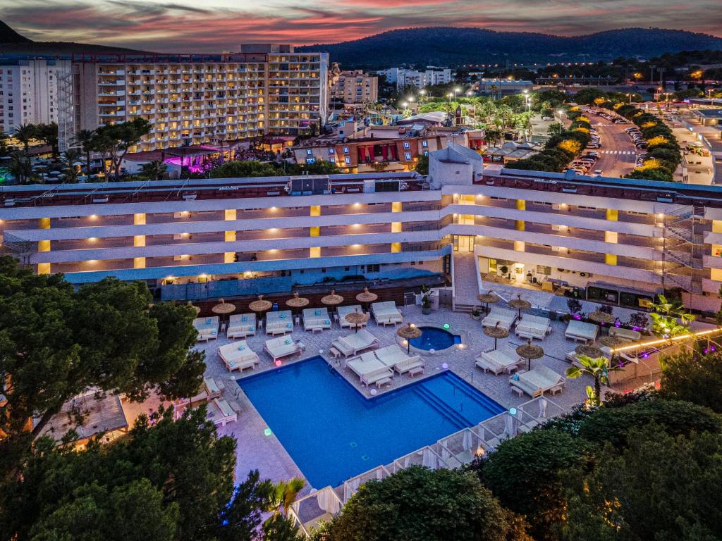 una vista aérea de un hotel con piscina en INN Mallorca Aparthotel en Magaluf