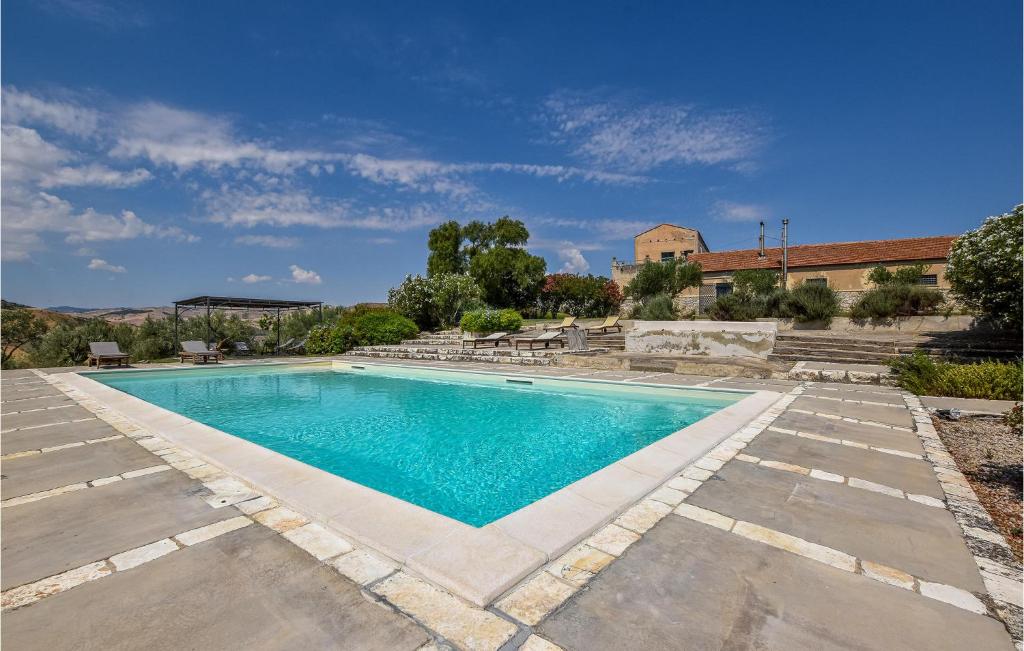 ein Schwimmbad in der Mitte eines Gartens in der Unterkunft Acque Di Palermo in Roccapalumba