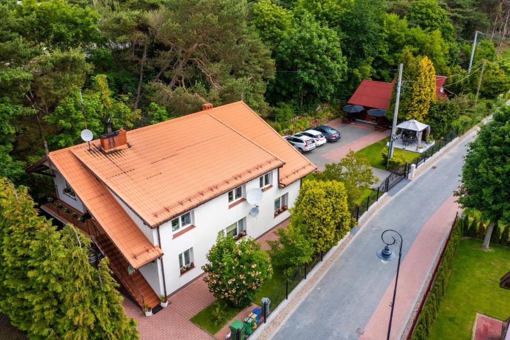 widok na dach domu z pomarańczowym dachem w obiekcie Pokoje Gościnne Sylwia w mieście Krynica Morska