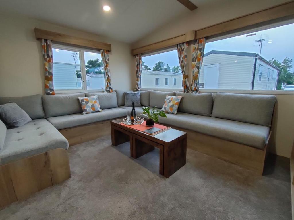 Gallery image of 3 Bedroom Luxury Caravan - Vans With Business Sign Not Allowed in Port Seton