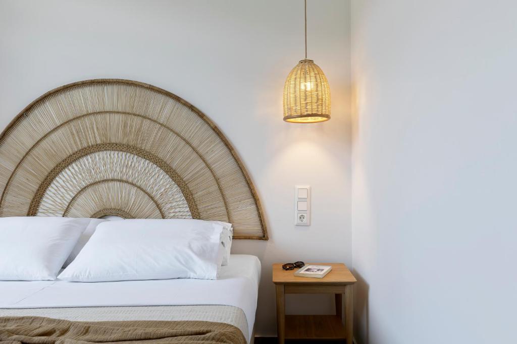 Postel nebo postele na pokoji v ubytování Lichnos Luxury Suites