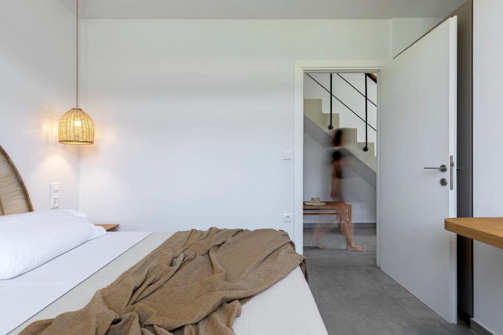 Postel nebo postele na pokoji v ubytování Lichnos Luxury Suites